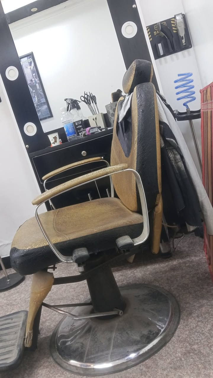 السلام عليكم شباب كرسي ومجرات حلاقه للبيع عدد 4
الكرخ 
***********
