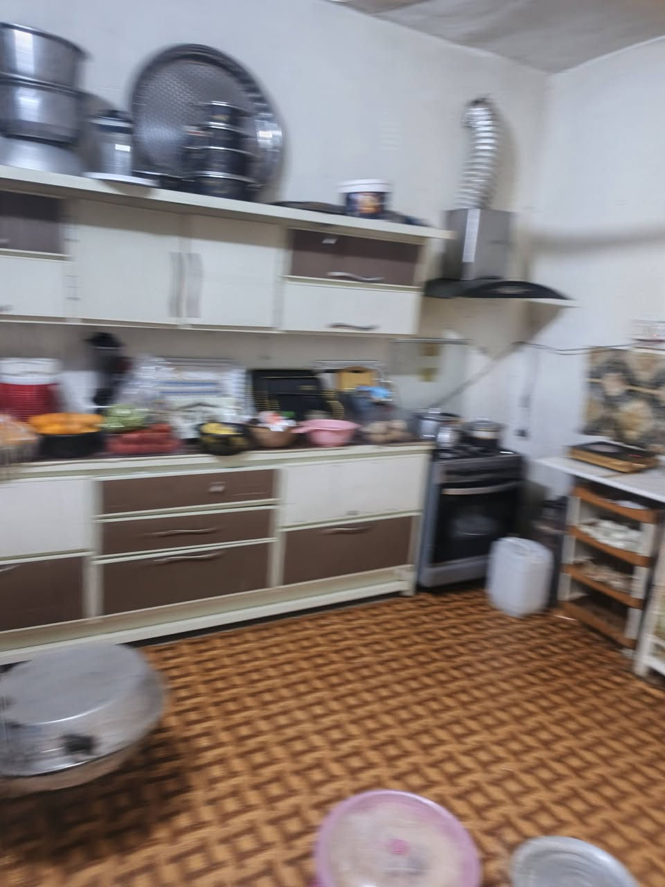 دار للبيع المساحة 200منطقه حي النداء ع شارع 20 جميع الخدمات طابقين غرف نوم 2طابق ارظي و استقبال ومطبخ وصاله وكراج ساره وصلات الطابق الثاني مشتمل غرف نوم عدد2وصاله وصحيات درج خارجي وداخلي البيت عكاده *********** بيع مستعجل
