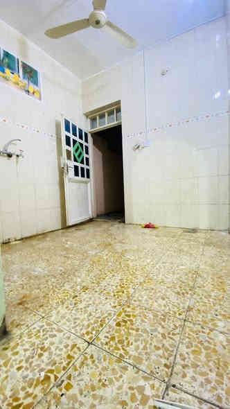 الدار للإيجار 
حي الجمعية خلف شارع الوائلي مباشرة 
المساحة 100 متر (استقبال - غرفة - مطبخ - صالة - حمامات داخلية وخارجية )
قيمة الاجار 400 الف دينار كل شهر والدفع كل ثلاثة اشهر السعر نهائي
للاستفسار الاتصال على الرقم ***********
