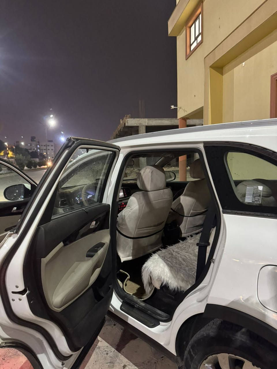 رقم قادسية
6 سلندر 3.500 
ماشيه 123الف حقيقي 
محرك مفتوح كازكت فقط 
حساس امامي خلفي
كشنات جلد وكهرباء 
 3 قطع تبريد 
كير اوتو + عادي
مثبت سرعة
تحكم سترين جهتين 
بردات نوافذ للمقاعد الخلفية
مري ترحيب عند الإقتراب +أشارة
جنطة كهرباء(ذكية) 
سعرها243 ورقه بيه مجال بسيط 
مكان السياره - السماوة
للإستفسار:***********
