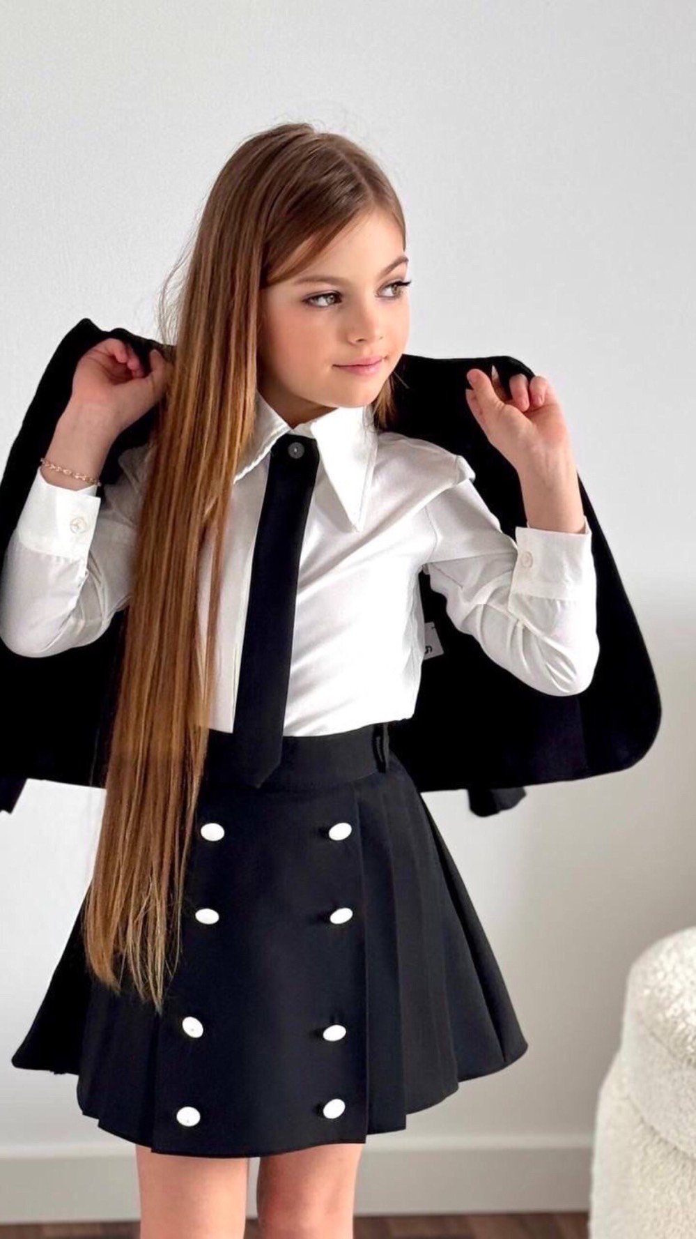 هذا الفستان الجميل يناسب الأطفال للمناسبات الخاصة مثل الاعياد وحفلات الكريسماس. مصنوع بدقة من القماش التركي، يتميز بتصميمه الكلاسيكي بنقشة الكاروهات الأحمر مع لمسات من الدانتيل الأبيض عند الياقة والأطراف. الفستان مزود بقوس أسود صغير لإضفاء لمسة إضافية من الأناقة.