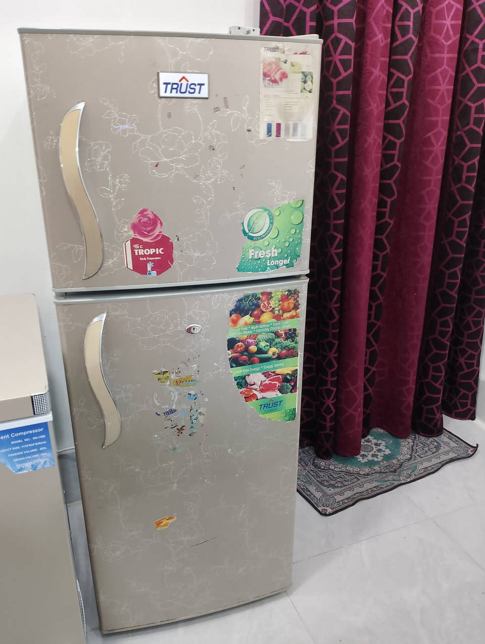 ثلاجه للبيع نضيفه السعر 75وبيه مجال رقم الموبايل ***********
