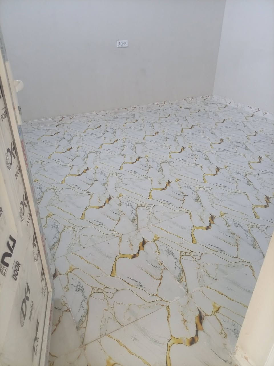 دار للبيع 100متر مربع 10×10بناء جديد منطقه خمسه وخمسين سعره40مليون زراعي ***********
