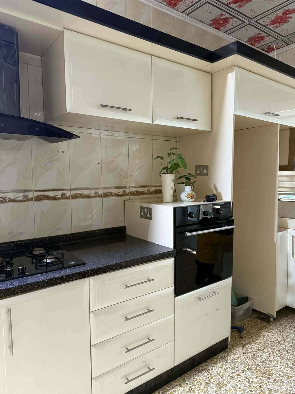 كاونتر مطبخ خشب الماني نوعية ممتازة تكلفة 45ورقة نظيف جدا مع طباخ ومرشحة واوفن بلتن وغسالة صحون بلتن مغلفة بنفس الخشب 
١٩٦ قياس سنك       متر في متر قياس زاوية     ٢٥٠ قياس طباخ    ١ متر قياس ثلاجة  ٢٣٠ عمودي🌹🌹🌹🌹
السعر، مليون 650الف 🔥🔥🔥
التواصل عالرقم حي السماح 
***********🌿🌿🌿🌿 موصل, نينوى
