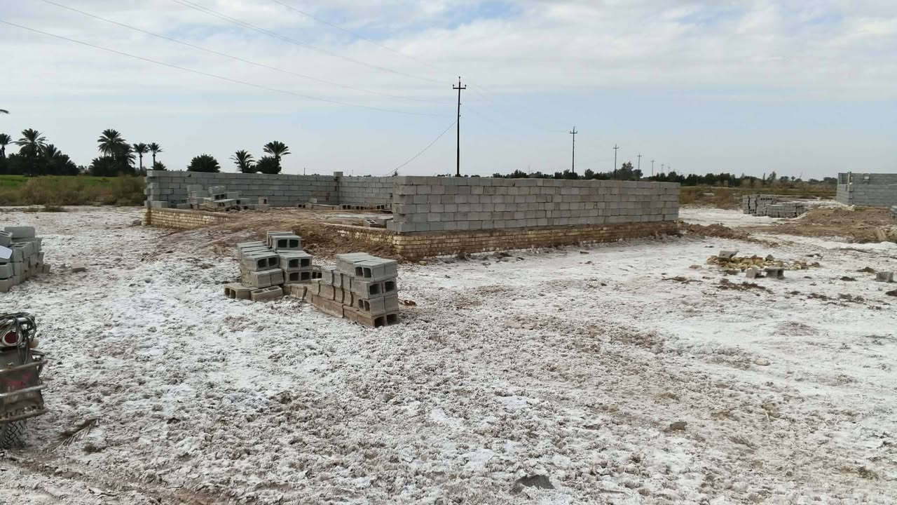 السلام عليكم دونم للبيع مكون من قرفتين واستقبال وصالة مطبخ الموقع قرب ملعب السنبلة متوفرماء وكهرباء السعر خاص راسل اوتصال علىالرقم ***********
