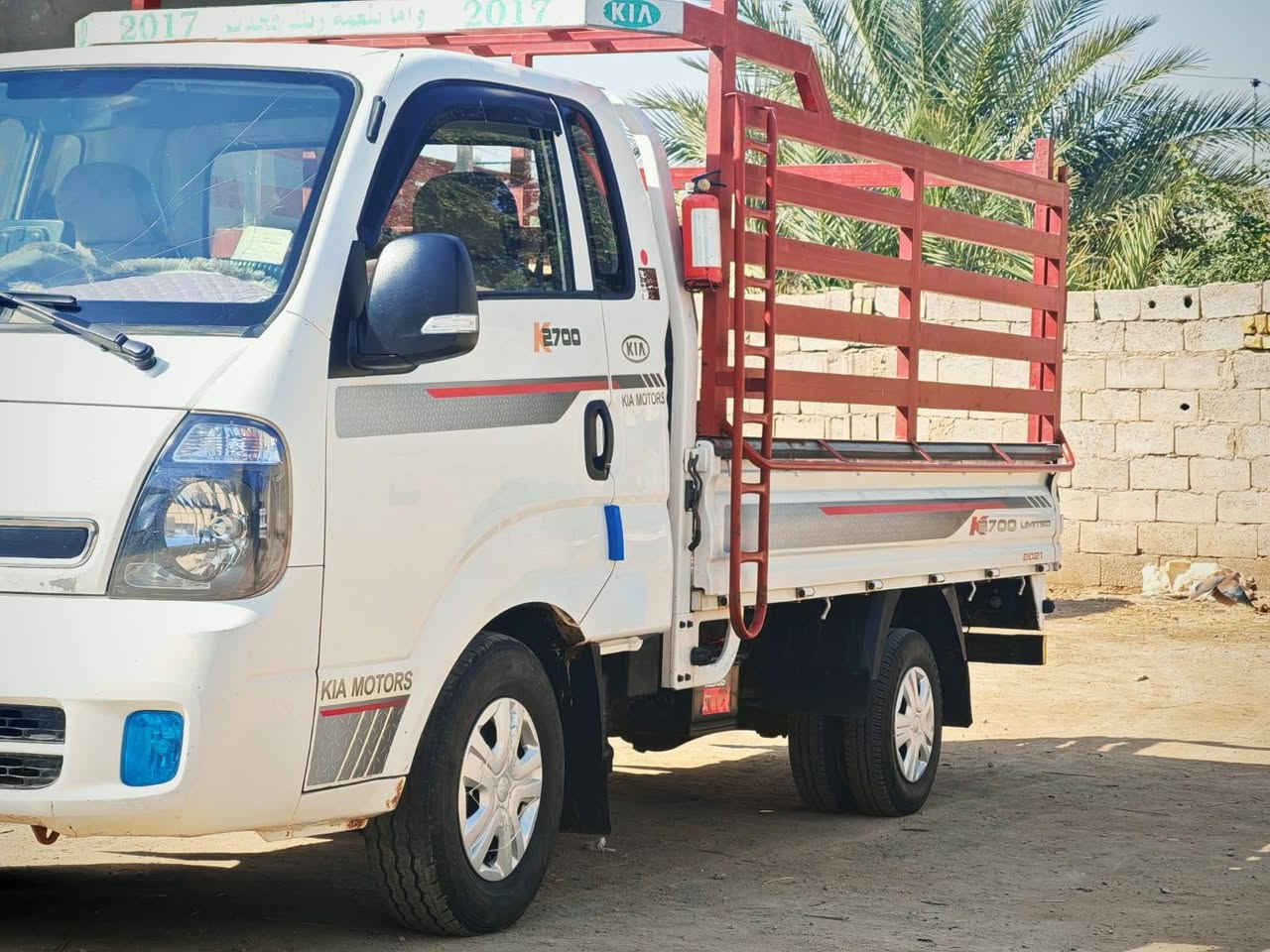 سلام عليكم للبيع كيا حمل مديل 2017 سياره بسمي  مكفوله كفاله عامه مكفوله من ضربه وصبغ وبارد كير ومكينه وشاصي وكهربائيات كله شغاله وصدر  واكسن تبريد وتدفئه شغال تخم تاير جديد دوشمه جديده الاستفسار على رقم ***********   مكان سياره واسط شحيميه قريه اربعه  سياره بدون محجر
