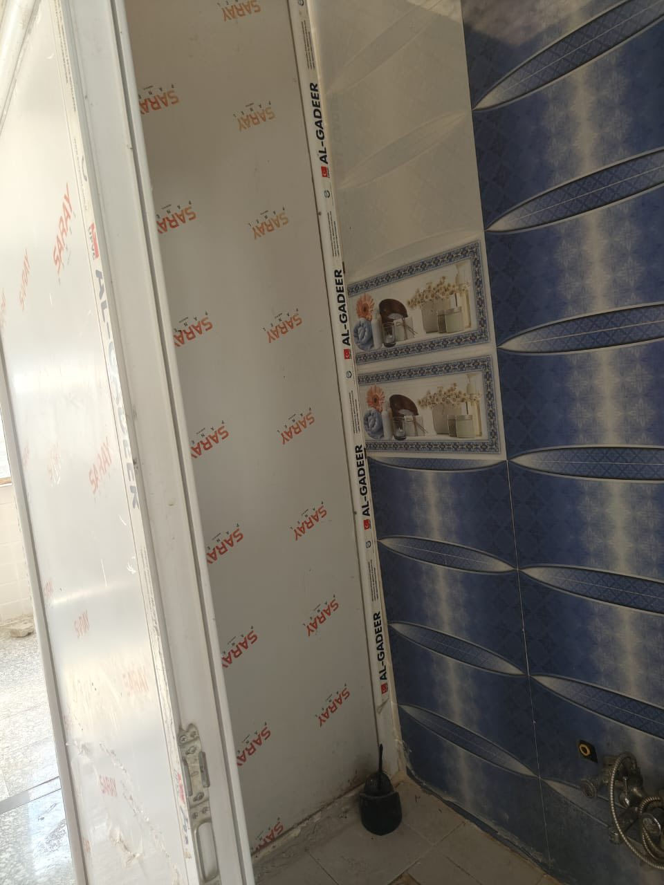 بيت للبيع السعر 18 وبي مجال سند 25 باسمي تحويل ثاني يوم الموقع البكرلي شارع خط النفط المساحه 100 متر مبني فقط 50  البيت جاهز كهرباء وماء يبعد عن الشارع العام التبليط 100 متر ويا كل هذا البلوك الي بالشارع السعر كلش مناسب ***********
