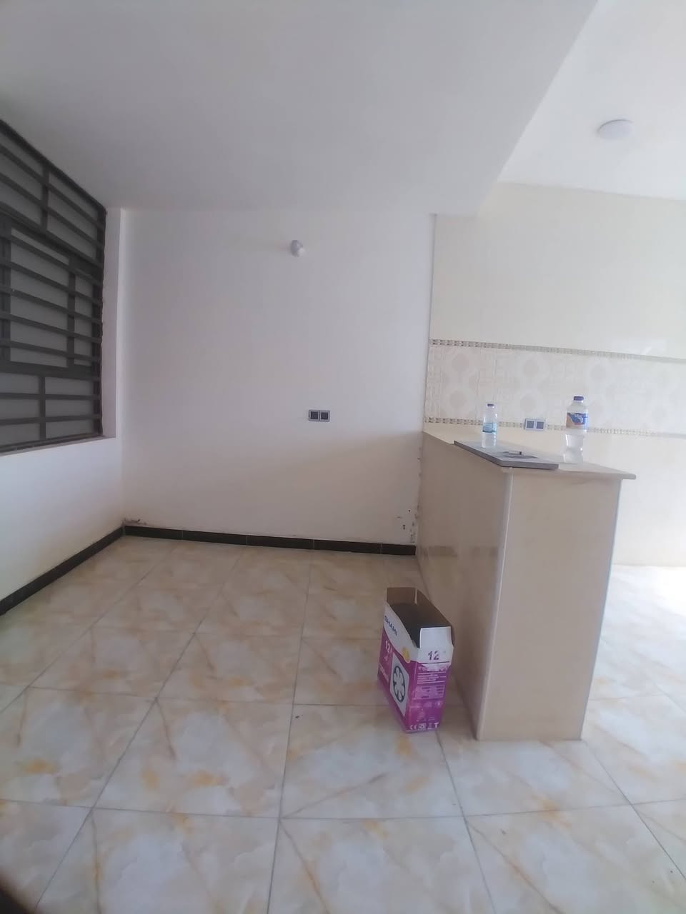 سلام عليكم دار للايجار ١٠٠ متر طابق واحد يحتوي على غرفتين نوام وصاله ومطبخ وصحيات الايجار ٤٥٠ الف ركن الدار للإستفسار مع مكتب ملاك السعدي للعقاري ***********
