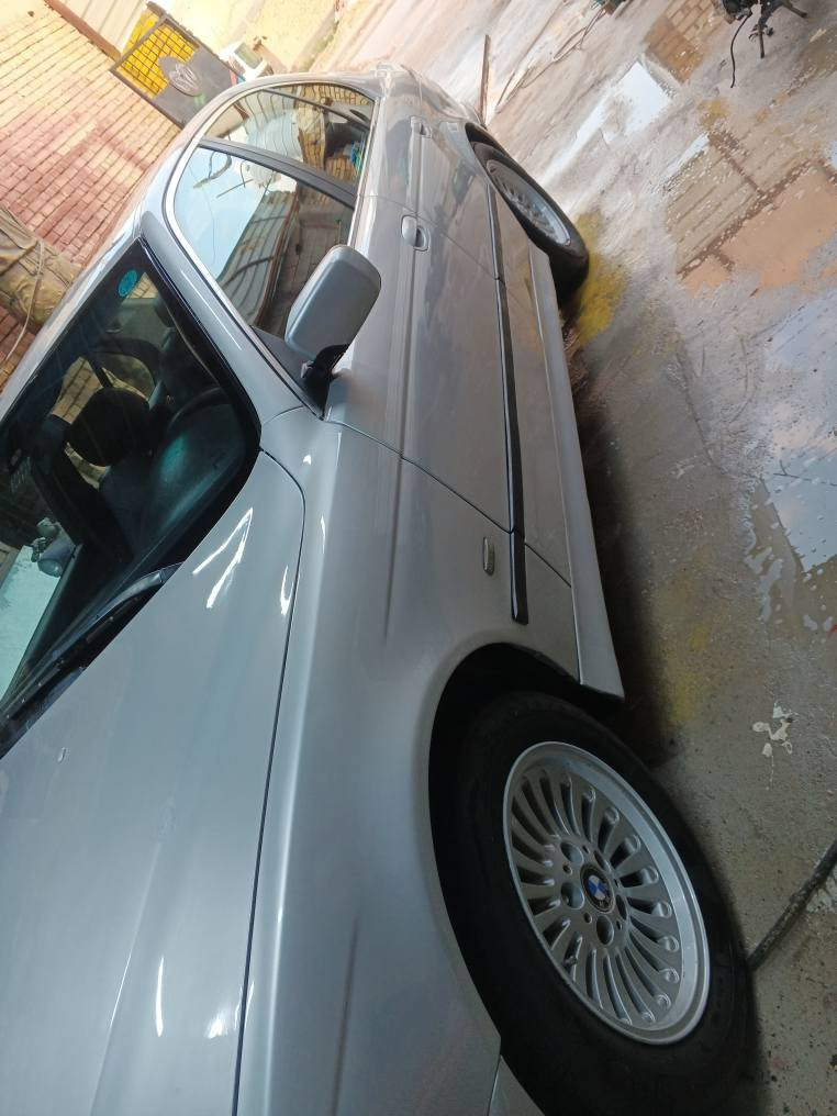 السلام عليكم 
E39
صقر موديل 2000 اصل 25دبل فانوس 
بيها محرك لوك قبل فتره مبدل 28دبل فانوس 
كير كفاله صبغ عام فقط بدون ضربه 
صدر وحداديه ومشط لوك قبل اسبوعين بدلتهن 
تخم تاير جديد  السياره بلاديه من الطول للطول وما بيها ولا جطل  سلايت ٣طكات 
تبريد ثلج تدفئه فول 
تراكشن Absكله شغال 
كروز سرعه تحكم ستيرن شاشه كار بلي كامرا خلفيه
السياره ما بيها نقص برغي شرط التحويل أو الوكاله للبيع او المراوس حسب القناعه السعر 98ورقه وبيها مجال بسيط مكاني ميسان للاستفسار الاتصال على *********** عمارة, ميسان
