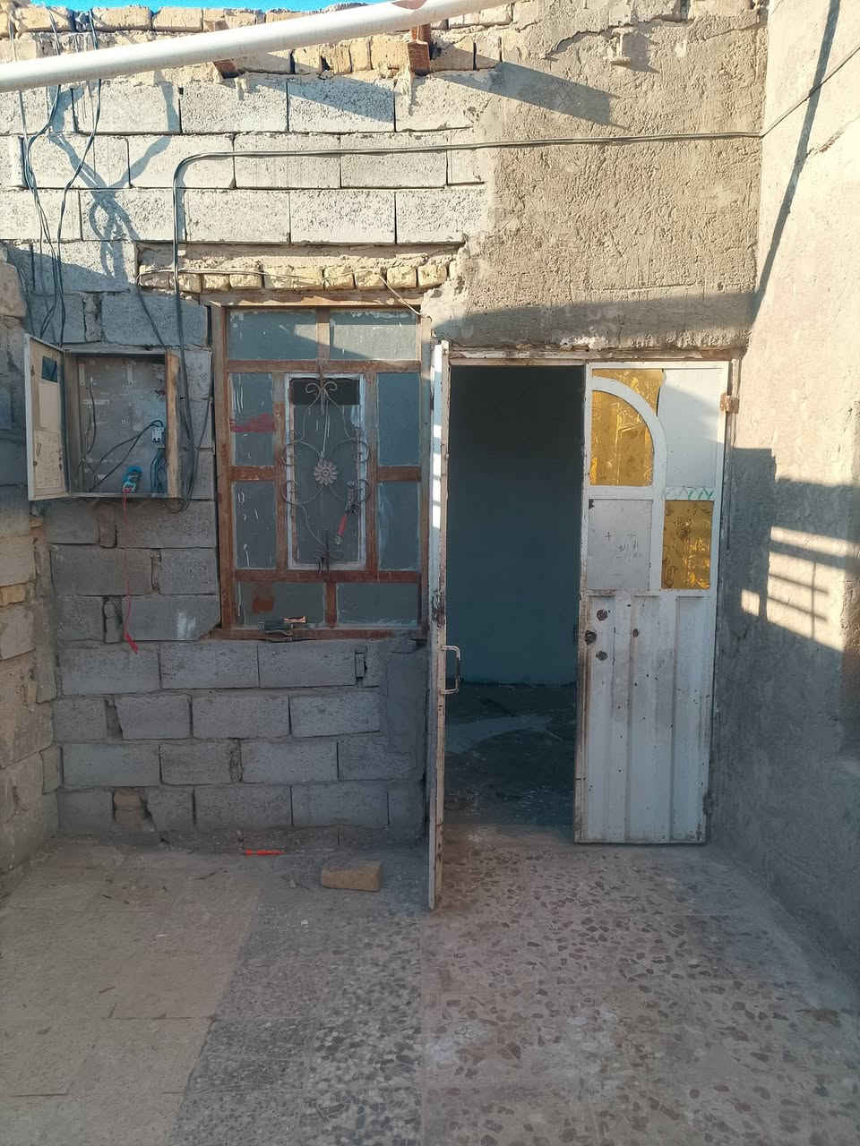 سلام عليكم بيت100متر مربع للبيع بل براكيةشارع المعمل خلف بانزين خانه حجي وحيد السعر 15 مليون وبي مجال *********** البيت فارغ
