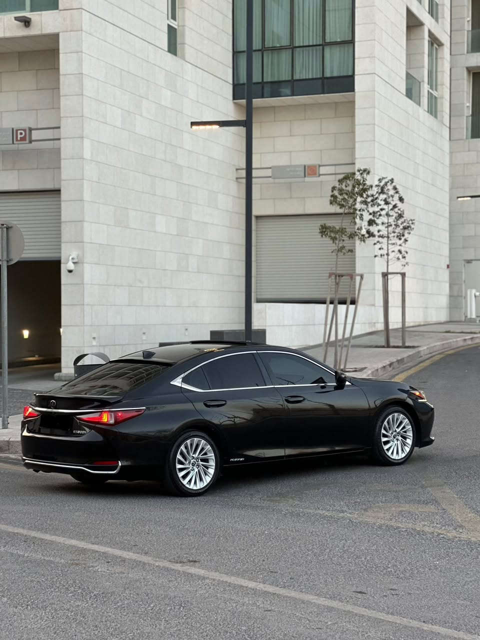 وارد الشركة المركزية – أعلى صنف
Lexus ES300h Hybrid – لكزس هايبرد

موديل 2019

لون أسود ملوكي مميز – فخامة وهيبة حضور

الفحص: 3 جيد

ضربة امام العجل غير موثره 

بدون ملاحظات بودي 

📍 وارد الشركة المركزية

⸻

⚙️ المواصفات الميكانيكية

• محرك 2500 CC هايبرد

• سعة 2.5 لتر – 4 اسطوانات

• قوة 215 حصان

• ناقل حركة E-CVT أوتوماتيك

• أوضاع القيادة (Eco – Normal – Sport – Snow)

⸻

🛡️ أنظمة الأمان

• 9 وسائد هوائية (أمامية – جانبية – خلفية)

• نظام فرامل ABS + دعم المكابح

• نظام الثبات الإلكتروني

• نظام المساعدة في المرتفعات

• مراقبة ضغط الإطارات

• نقطة عمياء

• حساسات أمامية وخلفية

• كاميرا خلفية

• مثبت سرعة + مثبت سرعة ذكي

• نظام حماية من السرقة

• نظام تثبيت مقاعد الأطفال

⸻

👑 الفخامة الداخلية

• مقاعد جلد فاخرة

• مقاعد كهربائية مع ميموري

• تدفئة + تبريد للمقاعد

مع مساج مقاعد

• مقود مدفأ جلد وخشب

• مقصورة تطعيم خشب فاخر

• ستارة / برادي خلفية كهربائية

• مكيف متعدد المناطق

• فتحات خلفية

• فتحة سقف إمالة وانزلاق

• دخول ذكي + تشغيل بصمة

• مسّاحات مطر أوتوماتيك

• إضاءة ترحيب

⸻

📺 التكنولوجيا والترفيه

• شاشة 12.3 إنش رئيسية

• شاشة 8 إنش معلومات

• ماوس تحكم بالشاشة

• نظام ملاحة

• Apple CarPlay + Android Auto

• بلوتوث + USB

• 10 سماعات صوت

• تحكم كامل من المقود

⸻

✨ الإضافات الخارجية

• جنوط 18 مميزة

• إنارة أمامية LED

• أنوار نهارية

• أضوية ضباب

• دعاسات جانبية

⸻

🔥 وارد الشركة المركزية يعني فرق كبير…

اللي بدو أعلى صنف فعلي ومواصفات كاملة يتواصل مباشرة

السعر : 23,800

الموقع : عمان - شفا بدران 

للتواصل : 0785965999


**إذا كنت صاحب هذا الإعلان وتريد حذفه لأي سبب، رجاءا أرسل رسالة إلى الدعم الفني**