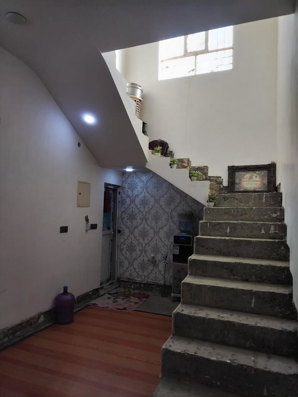 بيت للبيع طابو ملك صرف بغداد التاجي حى الحسن العسكري قريب الروضة مساحة 150متر ركن بناء جديد طابوق مسلح عالي عن الشارع شارع 20غرفتين واستقبال ومطبغ وحمام داخلي خارجي كاشي واسيراميك جاهز ***********.بي واتساب الواجهة 10والنزال 15
