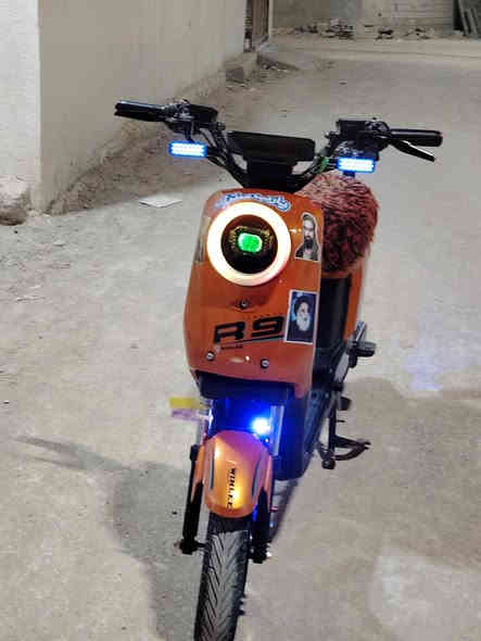 دراجة للبيع نضيفة ومكفولة من كلشي وما بيهة أي عطل كلشي شغال آر 9 أمبير 16 خمس بطاريات ما بيهن أي شي ومكفولات بسبب البيع مطلوب فلوس وستعجل على بيعها العنوان البصرة كرمة علي الرقم *********** ٣٧٠ وبيهه مجال بسيط
