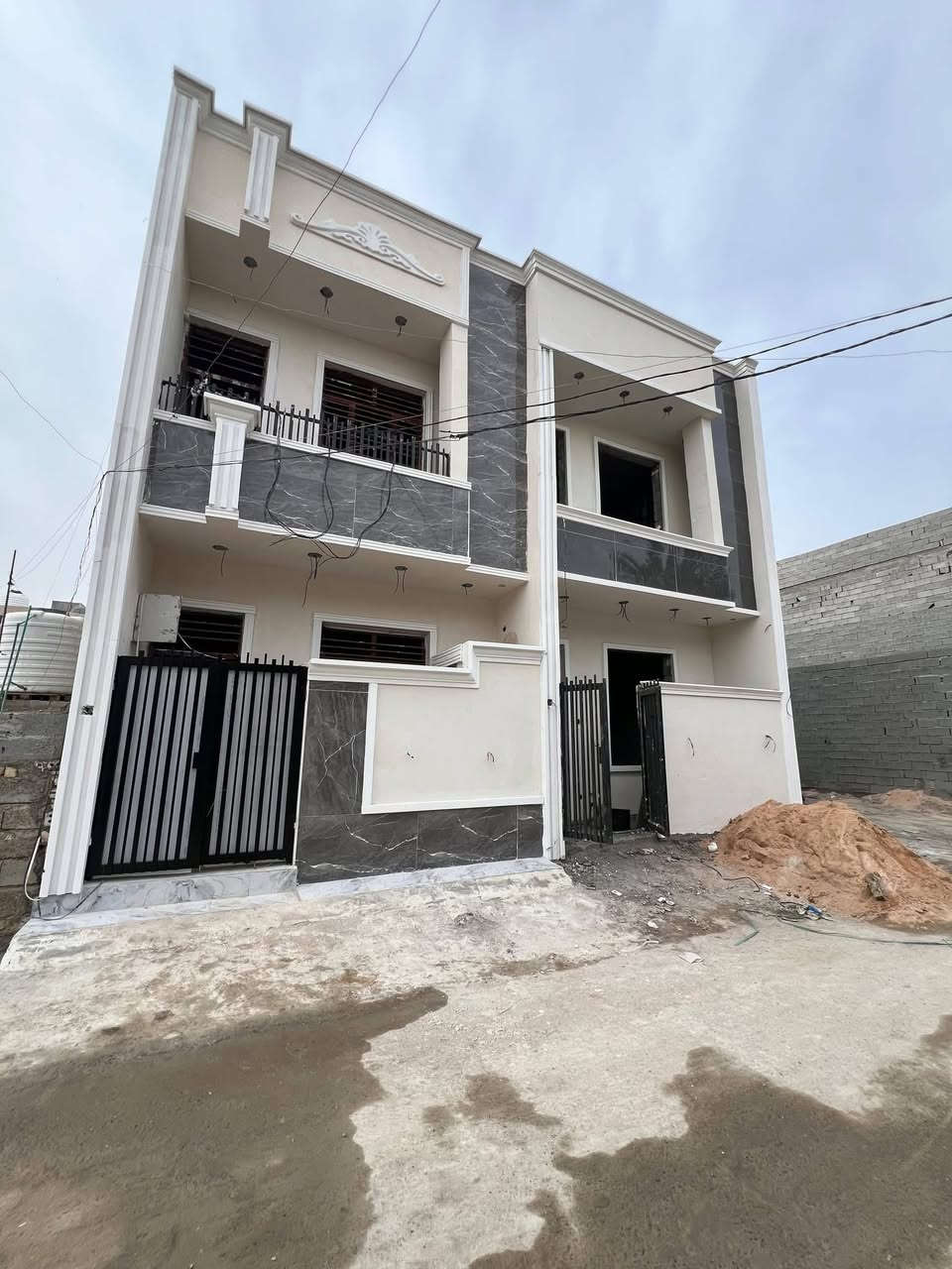 هذني بيتين للبيع واحد ركن منهن  خمسينات
سعر الواحد 52 وبي مجال الشراي 
تسليم مفتاح 
       طابو زراعي سند25 حق التصرف 
العنوان بغداد الكرخ منطقة الدوانم  تبعد عن الجادرية 10 د
تريدهن أستثمار اقل شي لواحد يتأجر ب 350 
***********
