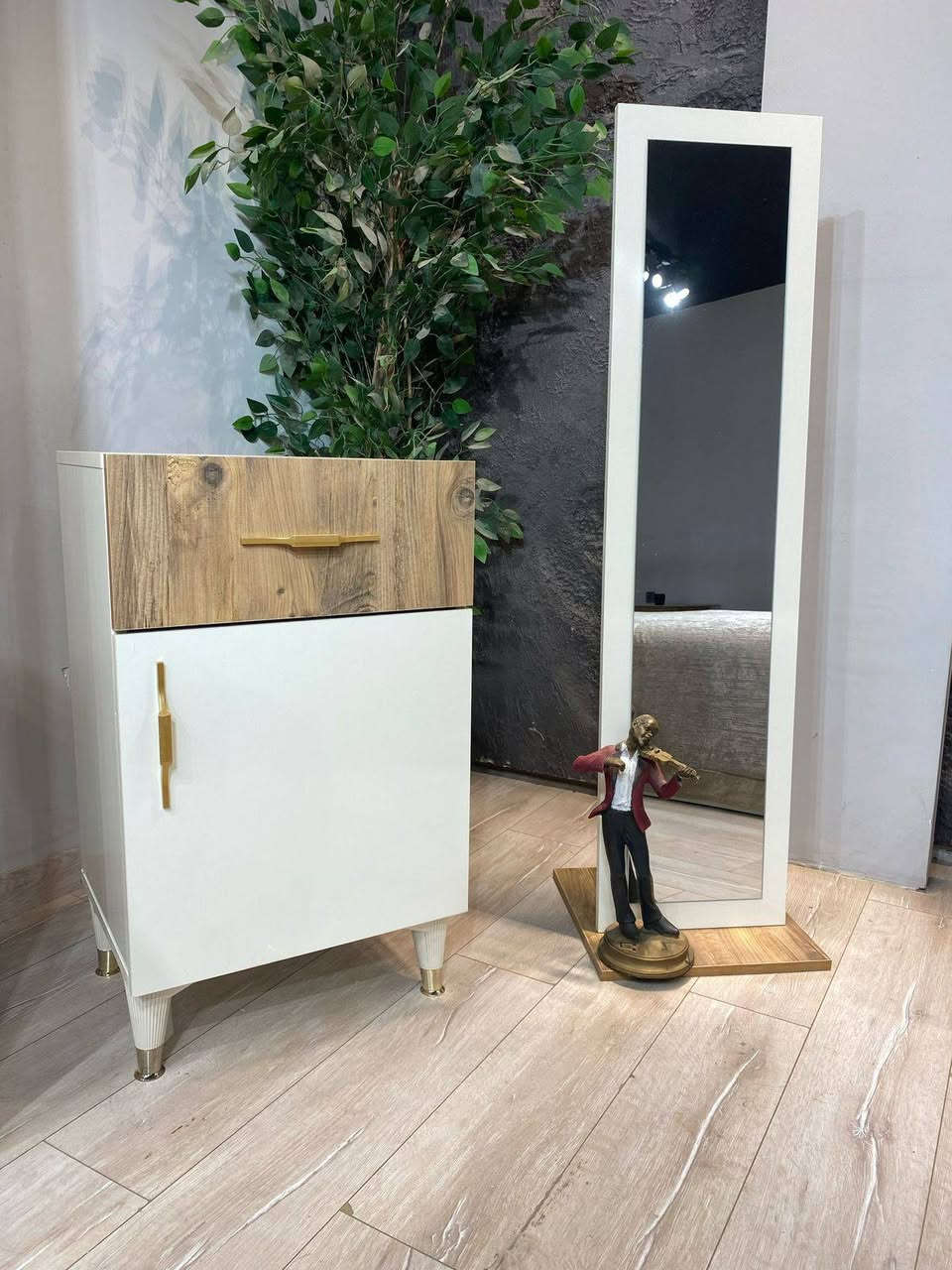 غرفة نوم تركي موديل رودز 2 
عشر قطع سرير  جك مخزن 
شازلون مخزن استراحه 
برغي حديد وقفل حديد 
انارة لد ليزرية 
ظمان فتح وتركيب 10مرات 
🔻نقداً فقط بدون احراج🔻
يتوفر جمله ومفرد
للحجز مراسلة الصفحة او الرقم 
***********
***********
#تصاميم_غرف_نوم_مودرن 
#اثاث_غرف_نوم 
#اكسبلور 
#creatorsearchinsights 
#اثاث_بصرة
