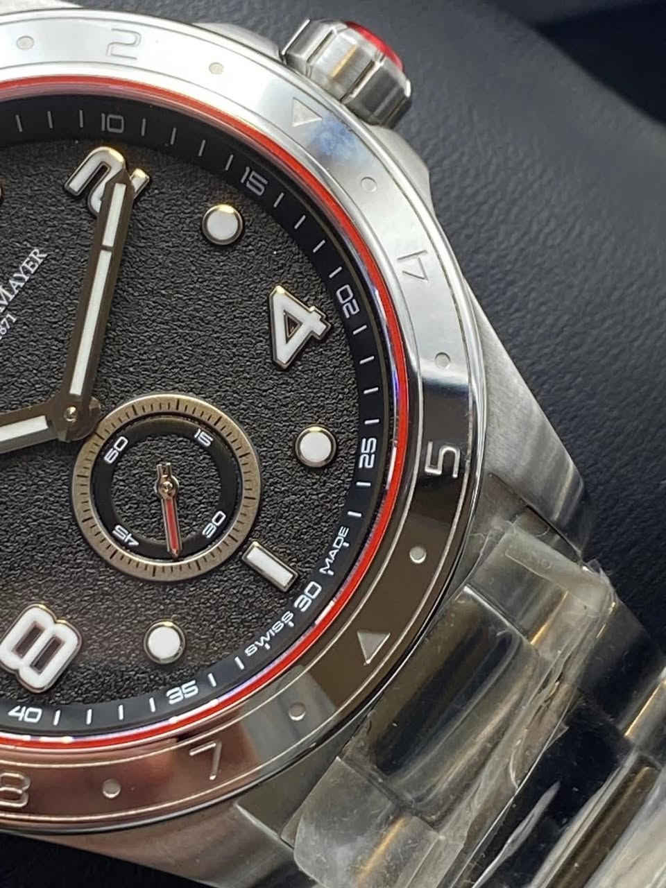 Bernhard H. Mayer

Drift Racer

وكالة كامل المرفقات 

القطر 44

مقاوم للماء 50 متر

فولاذ مقاوم للصدا 

زجاج ياقوتي مضاد للانعكاس 

لومينوس 

كوارتز 

سنتر ثواني منفصل 

توجد خدمة توصيل 

***********
