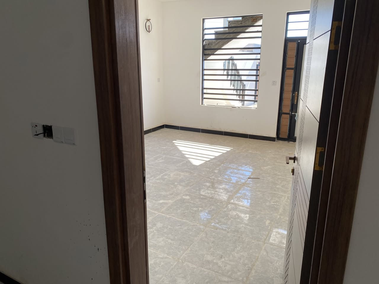 للبيع بيت في الفحامة بستان الكبيسي 
المساحة 200متر 
رقم الدونم 122
عرظ الشارع 15متر 
الارظ زراعي سند 25ملك صرف 
البناء طابق واحد درج خارجي 
غرفتين نوم 
منورين 
حولي كبير 
استقبال 
مطبخ 
خدمات 
طمره وحديقه  خارجيه 
للاستفسار هذا رقمي ***********
سعر البيت 160وبي مجال
