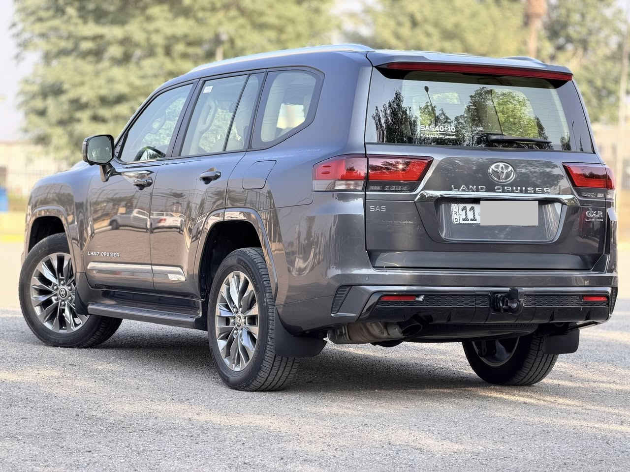 سلام عليكم .... اخوان عندي لاندكروز 2024  لمتد ساز اصلي لون فيلي مكفوله من الضرر والصبغ والبارد رقم بغداد بأسمي وتحويل مباشر ماشيه 42 
اخوان السياره كل مواصفاته اصليه يعني اي اضافه مابيه  يعني لمتد اصلية وسعرها 68800$  من الاخير واي استفسار هذا رقمي *********** مكان السياره السيدية حي الاعلام 
مواصفاته 
محرك 6 سلندر 4000
سلايد 
كشنات جلد 
تبريد كشنات 
اربع كامرات 
باب خلفي كهرباء 
شاحن
