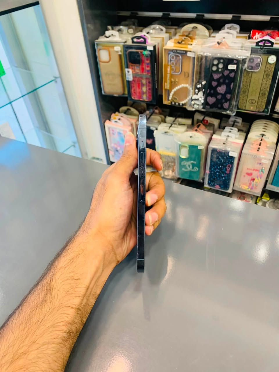 ايفون 13 ابروماكس فقط ب675الف قفل 
حالة جهاز مستبدل بطاريه اصلية بيها ضمان 6 شهور فقط ذاكرة 256 جهاز زلغ واحد مابي حيل نضيف 
العنوان تكريت شارع زهور مقابيل مركز النمور مجاور كوين هاتف ***********
