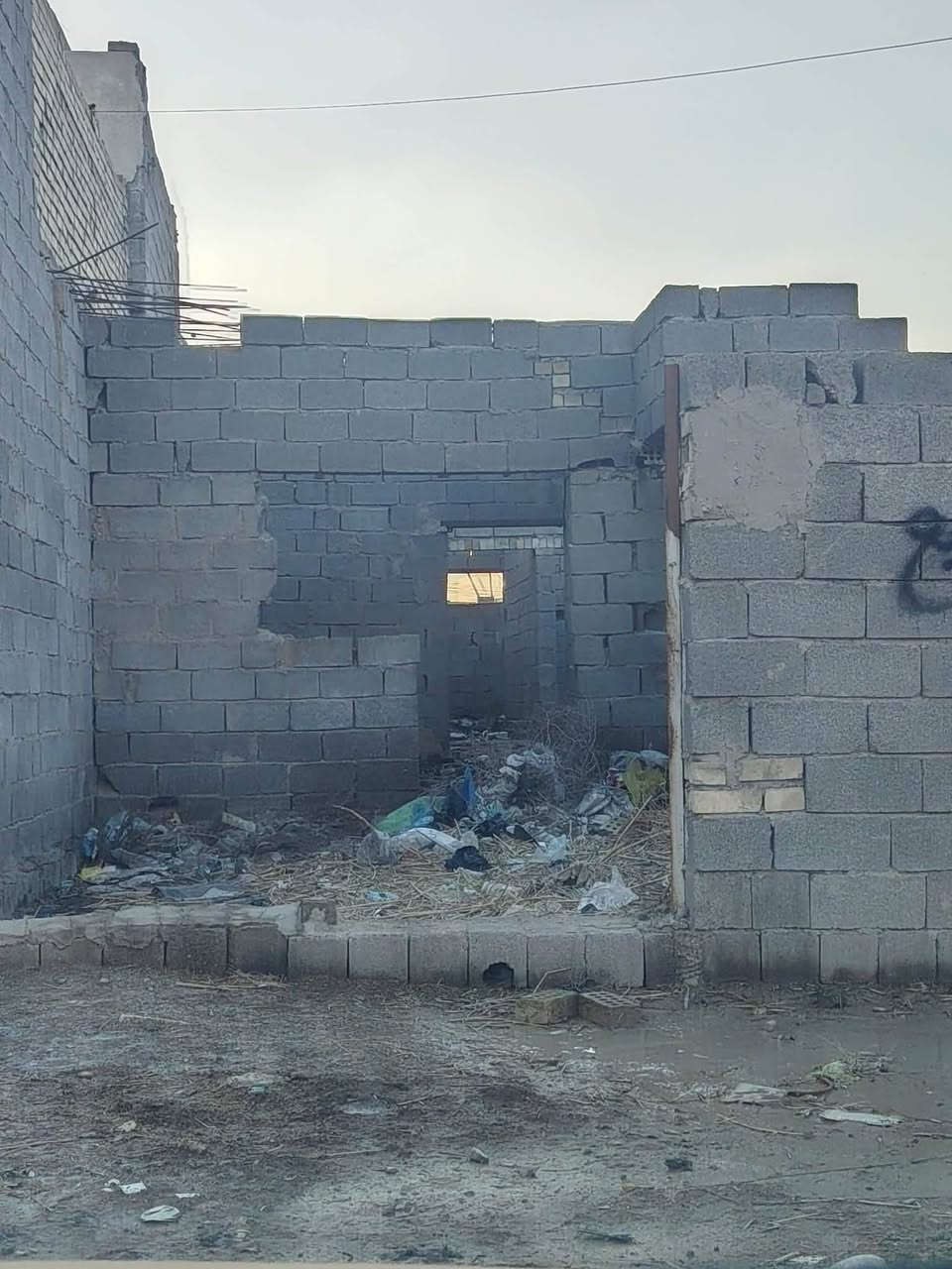 هيكل بلوك بدون سقف للبيع المساحة  155 متر الواجهة 7.90والنزال 19.5   السعر (45 مليون وبي مجال ) مدخل الرستمية حي الزهور زراعي  وبيها اقرار محكمة (قريبة على الشارع الرئيسة الي يربط الرستمية بالسريع من جهة اراضي مجلس النواب)    للاستفسار أو الاتصال على الواتساب رقم الهاتف ***********
