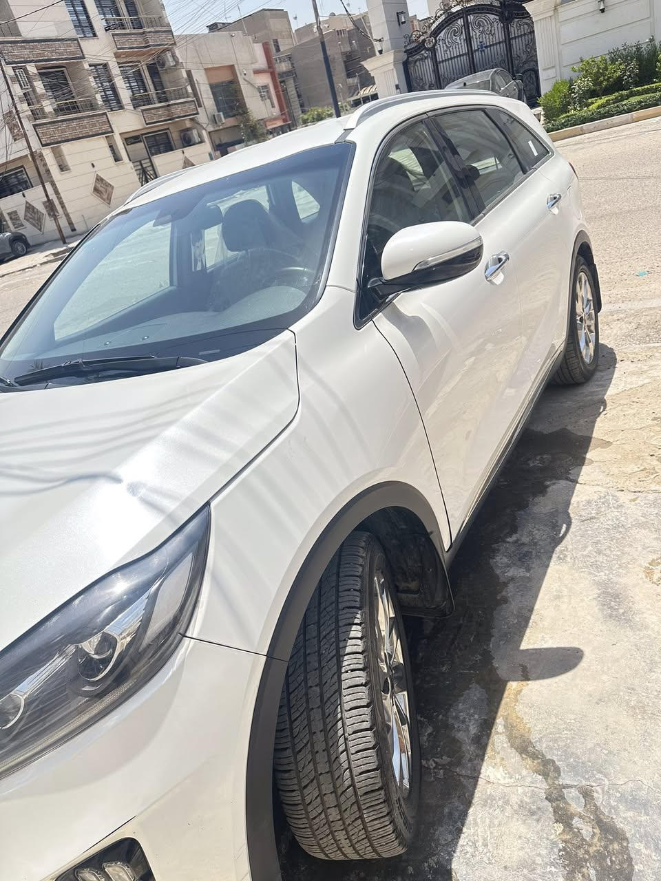 السلام عليكم
سورنتو ١٩ خليجي 

المحرك: V6 
عدد الركاب: 7 ركاب
شاشة معلومات وترفيه: كبيرة تدعم Apple CarPlay و Android Auto
كاميرا: خلفية
حساسات: أمامية وخلفية
مقاعد: جلد
تحكم المقاعد: كهربائي للمقاعد الأمامية
تكييف: تلث قطع
ميزات إضافية: بصمة تشغيل، اضاءة داخلية LED، مثبت سرعة، تحكم بالصوت، شاحن لاسلكي،
بيها قطعه صبغ بالباب الخلفي فقط
للتواصل:***********مكاني بغداد
