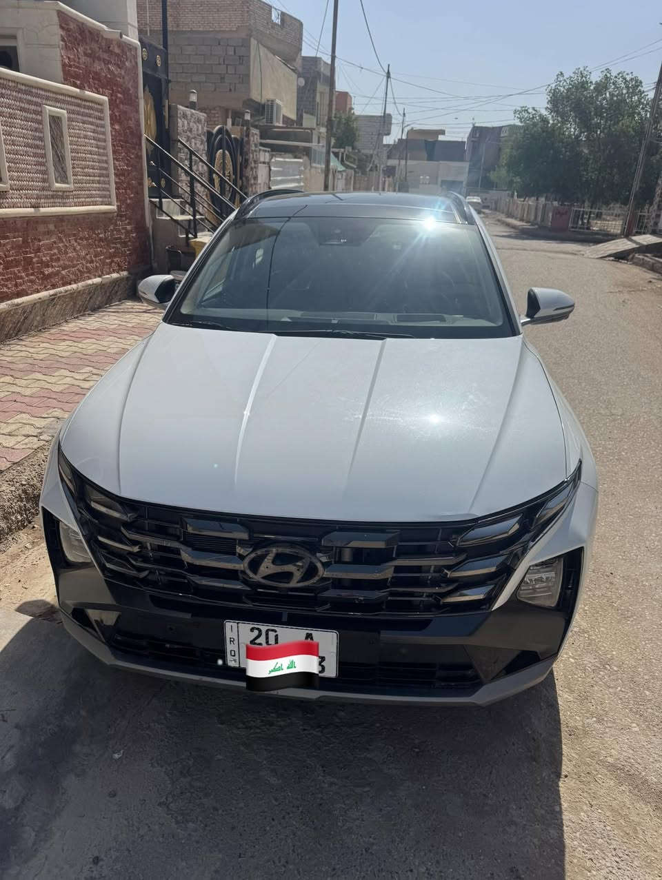 2025 Tucson limited هايبرد
توسان لمتد اعلى مواصفات
السيارة جديدة ودخول جديد واخت الزيرو بعدها 
ماشية 3000ميل 
محرك 1600 توربو هايبرد 
بانوراما 
اربع كامرات امامي وخلفية وجانبية بالمرايات 
 حساسات امامية وخلفية ١٢ حساس
رادار امامي وجانبي وخلفي نقط عمياء 
تتقدم وترجع بالبصمة 
كشنات جلد اسود وكهرباء الاماميات 
تبريد وتدفئة كشنات امامية وستيرن تدفئة وكشنات خلفية تدفئة 
كشن السائق ميموري 
كير تعليك و شفتات ستيرن 
صندوق كهرباء ومن تقترب منة يفتح  
 داتا شو تعرض على الجامة الامامية 
سستم صوت Bose مع دمام بالصندوق
اوتو هولد
 مساعدة النزول من المنحدرات 
شاحن تلبفون واير ليس 
حساس قراءة العين 
الوان داخلية تتغير ١٠ الوان بيها 
ويل كب حجم ١٩ 
 شاشة كبيرة ابل كار بلي واندرويد اوتو 
السيارة جديدة ومابيها اي نقص 
حادثها جاملوغ وبنيد ومبدلهن بلادي يعني بدون صبغ 
مكان السيارة بعقوبة
***********
