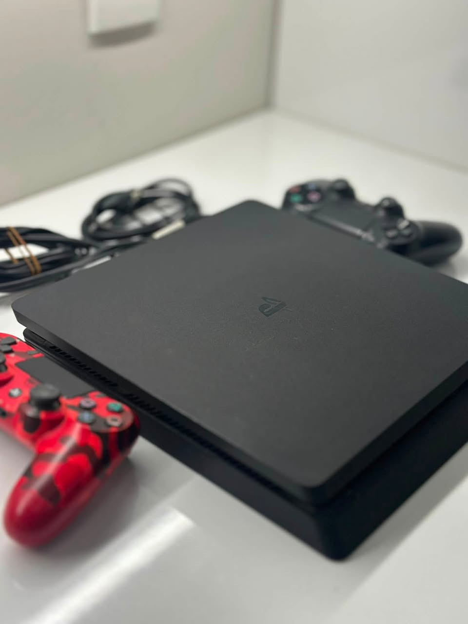 بلي 4 سلم 500GB نص تيرا للبيع متروك لمدة فتره بس شرط نظييف مع يدتين اصليات من سوني وجميع الكيبلات موجوده
الجهاز شغال 100% فورمات وجاهز للمستخدم الجديد
علماً (غير مهكر) 
السعر 220الف 
مكاني كربلاء/ للاتصال ***********
