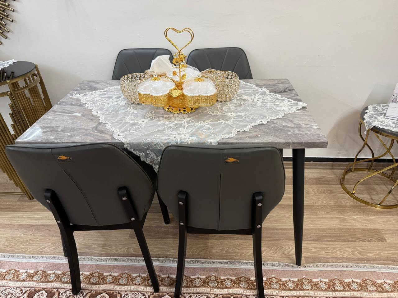 (غراض بيت للبيع) تخم تركي تكمه نضيف جدا سعر ٧٥٠الف ميز طعام مع كراسي ٣٥٠الف طبلات ١٠٠الف عنوان بغداد حي العدل رقم بي وتساب فقط ***********
