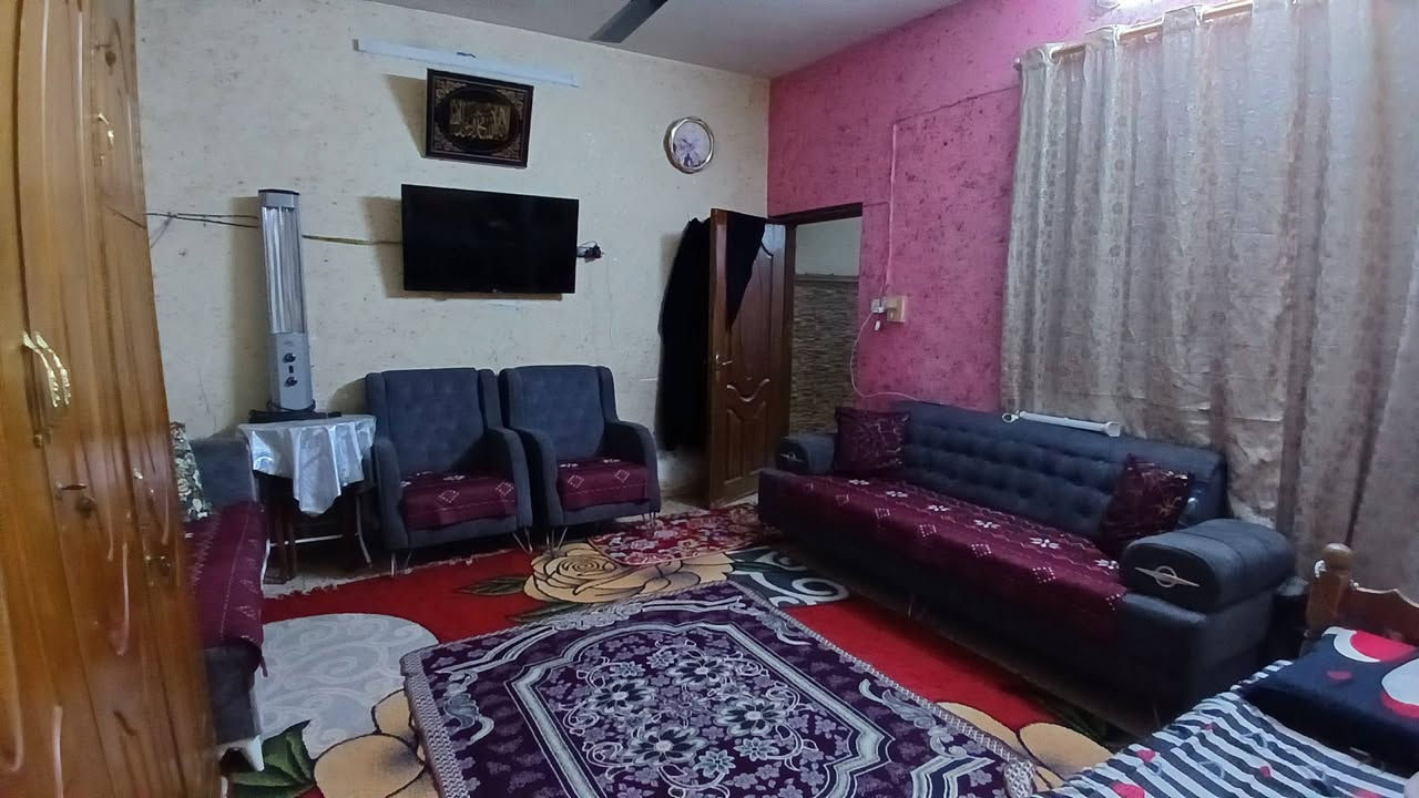 السلام عليكم الدار للبيع المساحه 100متر النزال 20 زراعي سند السعر 160وبي مجال يحتوي على 4غرف نوم ومطبخ وحمام خارجي وداخلي2 ومتوفر مي والكهرباء والمجاري العنوان الشعب بانزين خانه حي عدن الرقم:***********
