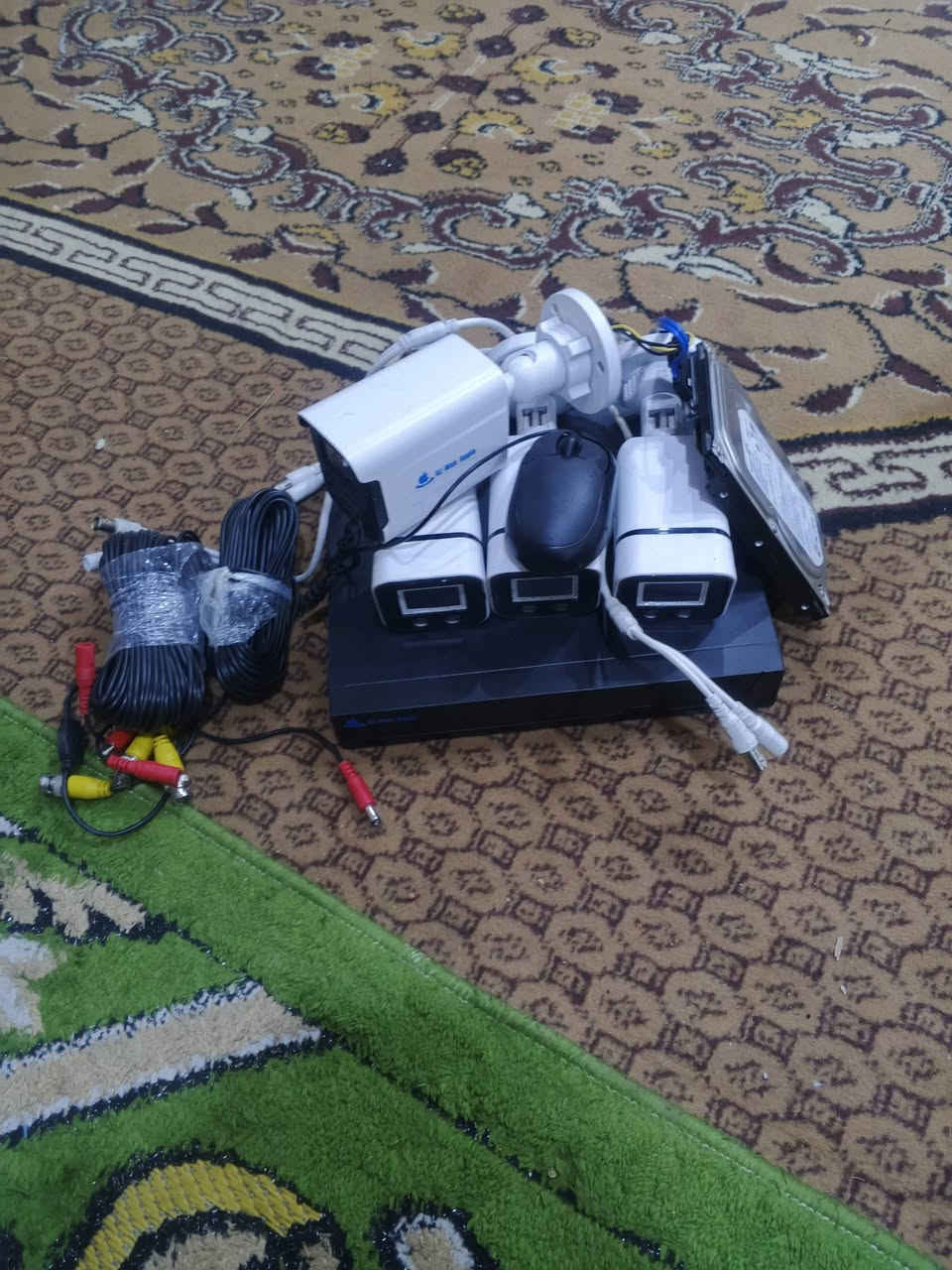 السلام عليكم سستم كامل اربع كامرات مع ديفياروهاردوايرات ستخدام شهرواحد مكان بغداد جسرديالئ السعرب125الشراي واتساب اوخاص***********
