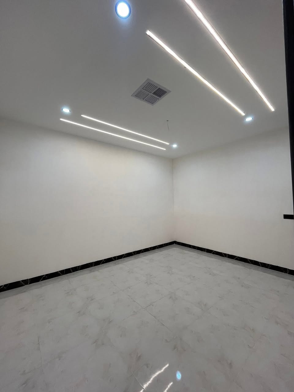 السلام عليكم ورحمة الله وبركاته #مكتب_الغوالي

بيت للبيع في حي السماح السياسيين قرب شارع 20

🔹 المساحة : 100م ، الواجهة : 5م ، العمق : 20م

🔹 بناء حديث طابقين 3 غرف نوم تشطيب عالي الجودة

🔹 سند طابو ملك صرف شرط تحويل وقرار تمليك 

ط1 : كراج ، استقبال ، هول ، مطبخ ، غرفة نوم ، صحيات

ط2 : غرفتين نوم ، هول ، صحيات ، سطح ناصي 

البيت مزود بالكامل بكافة الانظمة الحديثة -

دكتات ، سبالت ، غسالات ، انترنيت ، دشات ، كامرات

للاستفسار اكثر مراجعة #مكتب_الغوالي الكائن في حي السماح الاركان قرب مول القمه وقرب مدرسة السماح الابتدائية على شارع 20

او الاتصال على الارقام التالية -

***********

***********
