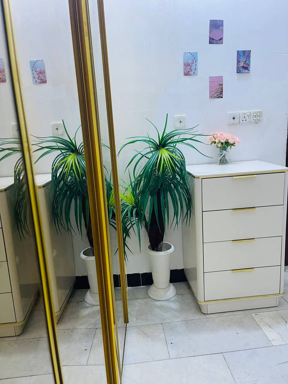 غرفه نظيفه نظافه ١٠٠٪؜كنتور ٦بيبان  ومرايتها ضخمه كلش  السعر مليونين


**إذا كنت صاحب هذا الإعلان وتريد حذفه لأي سبب، رجاءا أرسل رسالة إلى الدعم الفني**