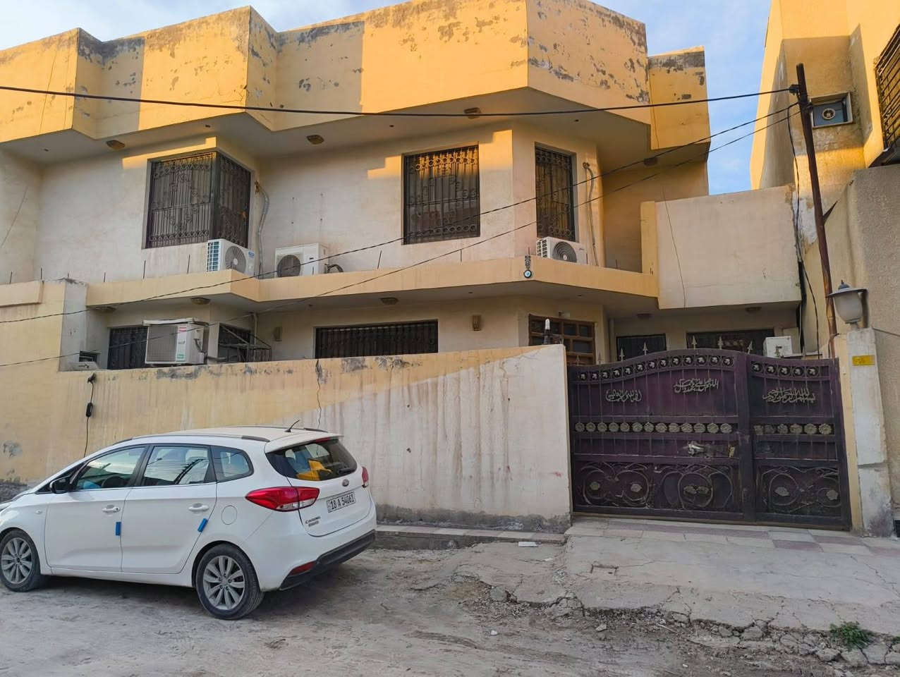 دار للبيع
المساحة 204 م 

بناء حديث سنة 2014 خلف حسينية فاطمة الزهراء ع مباشرة

غرف النوم عدد 5 / اثنان من الغرف سويت

صالة كبيرة ومطبخ حار وبارد وكراج للسيارة داخل البيت
البيت عالي عن الشارع  
وقريب جدا جدا عل شارع 60 قبل صعود مجسر الطهمازية فرع (فرن صمون زمزم)  للاستفسار---الاتصال  او واتساب ***********
