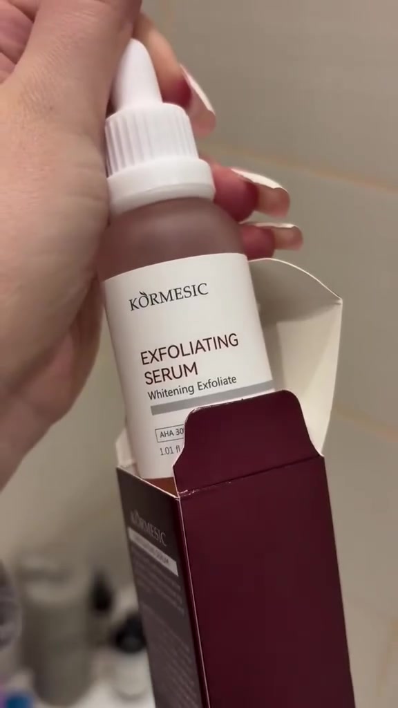 يحتوي هذا السيروم kormesic على تركيز 30%AHA(احماض ألفا هيدروكسي)
و2%BHA(حمض الساليسيليك )للتقشير 
يعمل هذا على تنضيف المسام بعمق،تقشير الجلد الميت،تفتيح البشره 😍✅ينصح استخدامه مره او مرتين سبوعياً كحد أقصى كقناع التقشير ✅كـوزمتك امير#مجمع شاكر رضا طابق السرداب


**إذا كنت صاحب هذا الإعلان وتريد حذفه لأي سبب، رجاءا أرسل رسالة إلى الدعم الفني**