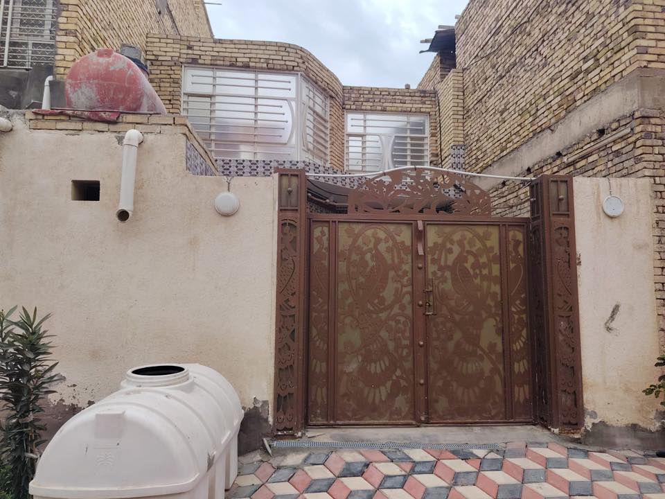 بيت للبيع في الحقل الاول بناء حلو وخارطه مرتبه
عكاده وليس صب مسلح السعر ١٠٠وبيه مجال  وتساب فقط ***********
