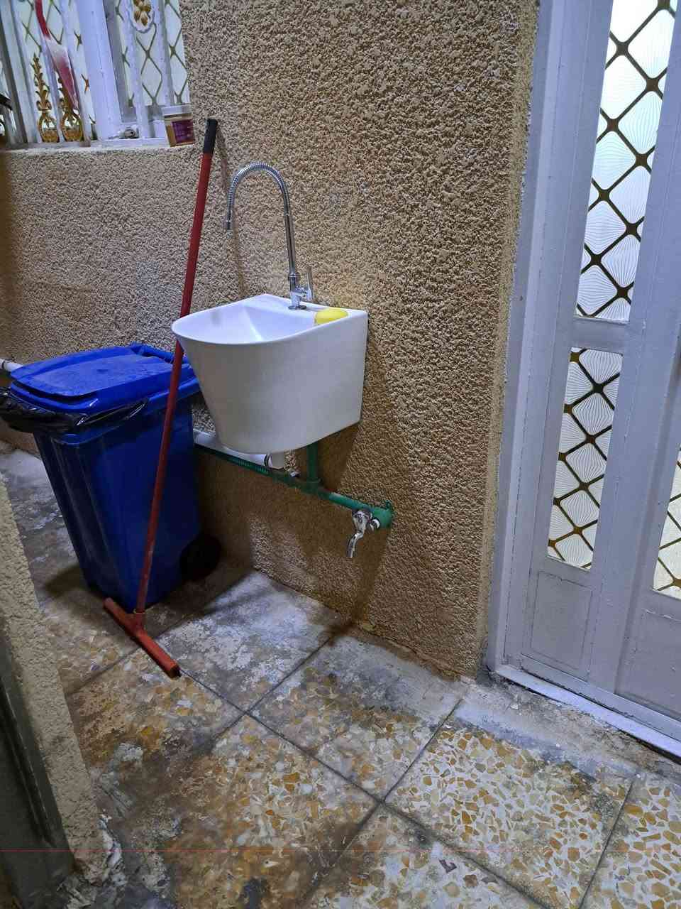 دار ٥٠ متر طابق ونص بحي الجهاد زراعي الحمدانية قرب حسينية علي ولي الله ويبعد عن سوق حي الجهاد عشر دقائق مشي يحتوي الأرضي على استقبال وصالة والمطبخ من ضمن الصاله وتوجد صحيات داخلية مشتركة والطابق الثاني غرفة نوم وبيتونه وسطح المنطقة كاملة الخدمات من ماء اساله ومجاري واعمدة كهرباء وتبليط السعر ٨٥ مليون قابل للتفاوض الاتصال ع الرقم ***********
