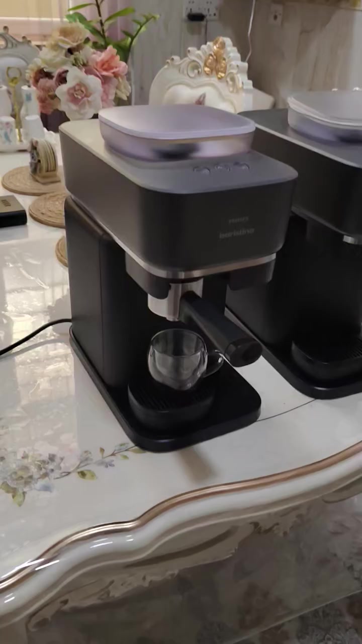 #جمعةـمباركة 😍
☕ ماكينة فيليبس باريستينا لتحضير القهوة – تجربة قهوة احترافية في منزلك!
✨ اكتشف متعة تحضير الإسبريسو والكابتشينو بضغطة زر واحدة مع فيليبس باريستينا — ماكينة أوتوماتيكية بالكامل تجمع بين الأداء المتفوّق والتصميم العصري.
🔹 النوع: ماكينة إسبريسو أوتوماتيكية بالكامل مزودة بمقبض فلتر (Portafilter) لتحكم احترافي في التحضير.
🔹 المميزات:
✔ طحن وحضّر القهوة بكل سهولة بلمسة واحدة
✔ مطحنة أوتوماتيكية مدمجة لطحن مثالي
✔ نظام ضغط مضخة بقوة 16 بار لضمان قهوة ذات كريمة غنية ونكهة قوية
🔹 التصميم:
📌 حجم صغير يناسب المساحات الضيقة
📌 لون أسود أنيق — ومتوفر أيضاً بخيارات لونية أخرى مثل الأبيض الحليبي
✨ مثالية لمحبي القهوة الذين يريدون جودة المقهى في المنزل بدون تعقيد.
📲 للمزيد من العروض والتواصل: https://t.me/dor_5�


**إذا كنت صاحب هذا الإعلان وتريد حذفه لأي سبب، رجاءا أرسل رسالة إلى الدعم الفني**