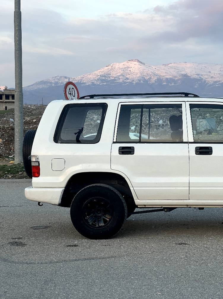 سەرەتا بەناوی خوای گەورە .
‏فرۆشتنی خێرا
‏
‏isuzu ی یابانی بۆ فرۆشتن 
‏مۆدیل 2000
‏فول فول عادی 
‏دەبڵ ئەکسل 4×4 چکنێتە 
‏پێش تەبەڵە
‏تەبرید سارد و گەرم  و مەرکەزی 
‏سپێر لەکۆڵ 
‏کوشین دەفتەری 
‏
‏مەکینەی شەش پستۆنی 3,2 مەکینە
‏
‏مەکینە و گێڕ و دەبڵ گێڕ  دەبڵ ئەکسل بەشەرت 
‏مەکینەی بەشەرتی ئەوەی بوڕغوی بانەدرابێ 
‏سەیارەکە ٢٥٠ هەزار ڕۆشتوە زۆر زۆر خاوێن ماوەتەوەهەموو شتێکی  لەسەر دەقی شەریکە ماوەتەوە 
‏
‏کامل ناو گاحیەی تێگیراوە
‏
‏سەقفو شان و شانسیو پێش و دوای بێ  نوکە دەرزی لێدراوی نیە . بەس لەزگەکانی پێوە سوتابوو شوێن لەزگەکانی  بۆیاغە لەگەڵ دوو پەڵەی گچکە 
‏
‏ناو گێچ و کارەبایات هەمووی  بەشەت 
‏
‏سەیارەکە هی حوکمەت بووە و موزایەدەیە  کتابی موزایەدەی ون بووە بەڵام ماڵی مەدەنی بەشەرت .
‏
‏ هەموو شتێکیم چاک کردووە کامل دەبڵ ئەکسلی تازەیە کلاج و حەینەی تازەیە تاقم پێشو دوای تازەیە تایەکانی خاوێنن .سەیارەکە هیچی نەماوە بی حەیب نەکرێ مەسرەفی چاکی تێدا کراوە هەتا بڵێی ڕێک و پێکە
‏
‏ سیحرەکەشی 39 وەقەو قوفڵ
‏tb. ئەشیای لە کا زیاترە
‏هەموو شتێ کی نوسراوە پێویست بە پرسیار ناکا ژمارە مۆبایل
‏:***********
‏:***********
‏ئاسیاکە وەتسئەپ و ڤایبەری لەسەرە.
‏
‏ بشدار, السليمانية
