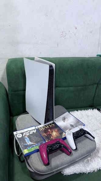 ابلي 5 مستعمل قليل 1Tمع 3اقراص مافيا و فيفا 24ورعب مع يدات اثنين مع جنطه متنقله البلي صارلي شهرين مشتري كلش جديد واتشوف بعينك ماركه سوني وسليم مابي اي مشاكل الون ابيض وما مفتوح ولا مصلح اخو الجديد والعنوان البصرة العشار السعر 800ورقمي ***********
