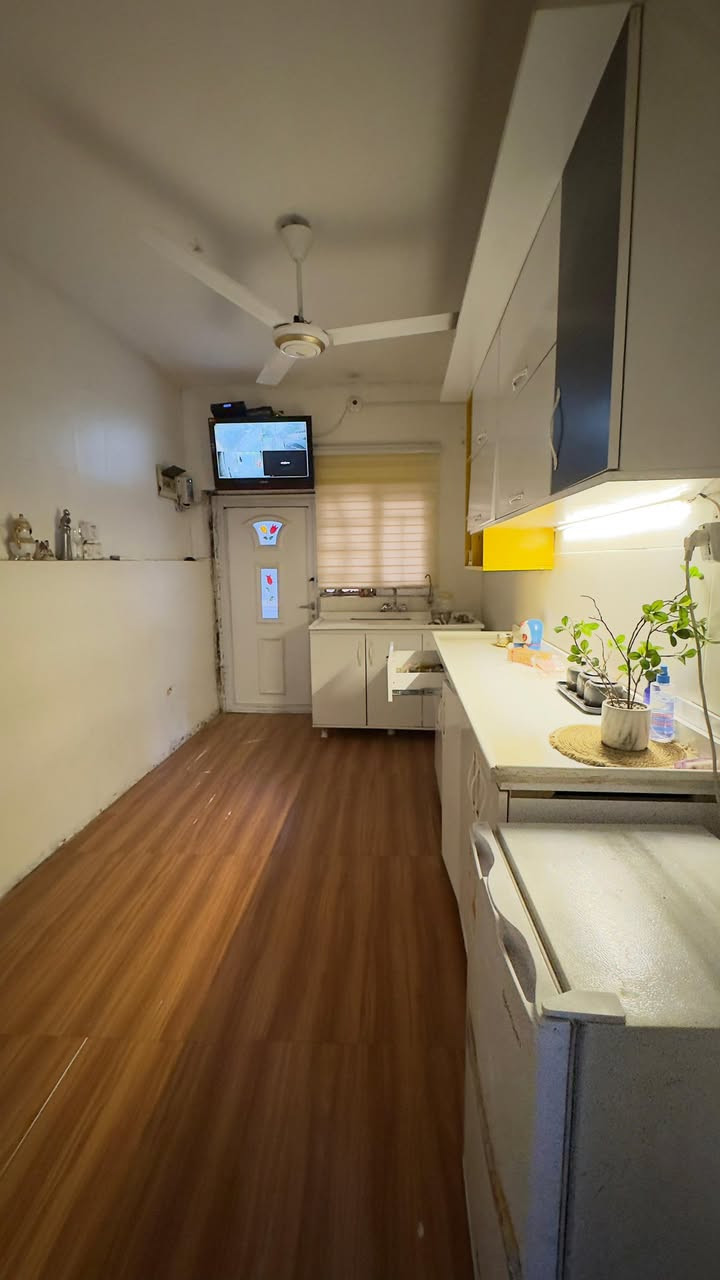 – دار 120م كلاسك للبيع ونظيف جداً
مرتب وجاهز للسكن بدون أي إضافات

البيت فارغ يعني تجيب الغراض وتسكن مباشرةً 

يحتوي على:

▪️ غرفتين نوم (غرفة سويت بالطابق الثاني )

▪️ صحيات عدد 2

▪️ كراج واسع

▪️ مدخلين مستقلين

📍 الموقع: الغزالية - شارع البداله -مربع سعاد النقيب 

📞 للتواصل:

***********
