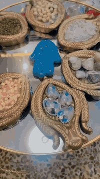 السلام عليكم 
هذا عرض ١٥٠ الف (كوشه كامله مع فستان او بدله )
توفر اكثر من دزاين مع توفر كل انواع الورد حسب ذوق العروسه 
لل استفسار مراسله واتساب ***********
