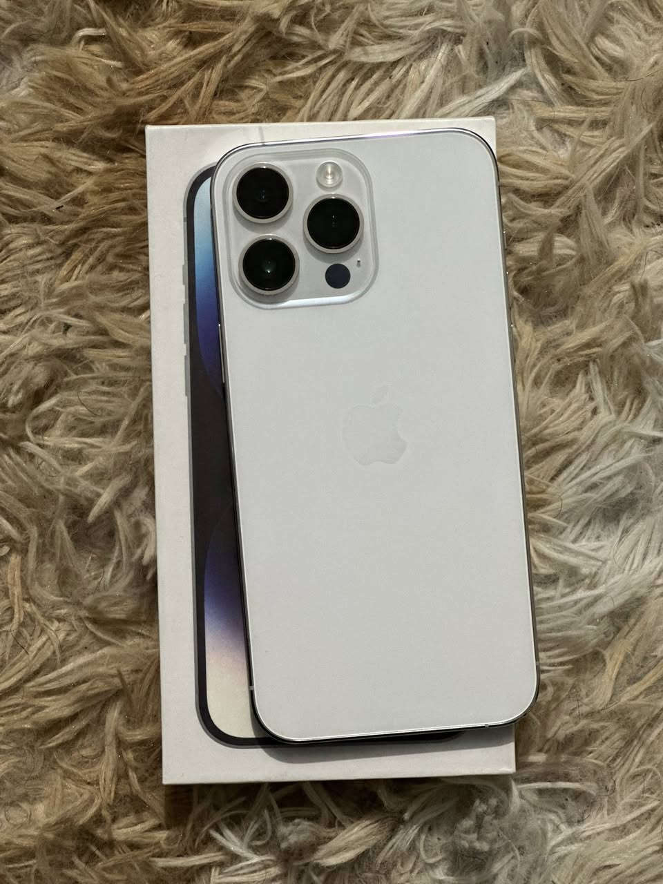 ايفون 14 برو ماكس
ذ٢٥٦ 
جهاز جديد جديد 
صارله سبوع من مفتوح من الكارتونه 
بطاريه١٠٠ 
ملحقاته كامله كيبل وكارتونه ولزكه شاشه 
سعره 890 ومجال بسيط جدا للشراي 
مكاني بغداد السيديه 
***********
