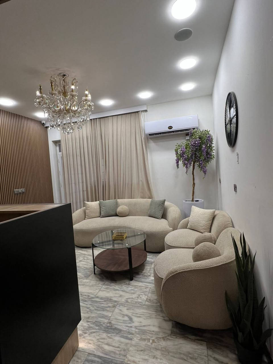 للايجار دار تجاري حديث في بغداد _ المنصور  يحتوي على ست غرف نوم وحولي عدد ٢ وحمامات ٤ ومطبخ وكراج وحديقة 
مكتب اليوسف للعقار في المنصور 
***********
***********
ملاحظة / الدار يؤجر فارغ بدون اثاث
