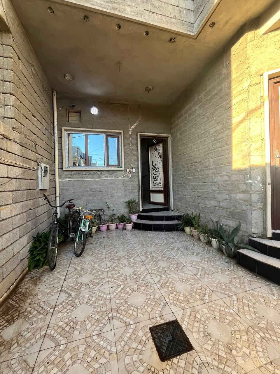 🏠 بيت للبيع في حي السماح – الأركان
📍 على شارع 15 متر
📏 المساحة: 150م
🔹 الواجهة: 10م (نقص في الواجهة فقط )
🏗️ البناء حديث – طابقين

الطابق الأول:
 • كراج
 • استقبال
 • هول
 • مطبخين (حار + بارد)
 • غرفة نوم
 • صحيات داخلية وخارجية

الطابق الثاني:
 • هول
 • صحيات
 • 3 غرف نوم
 • مخزن
 • بيتونة

🏡 البيت مجهز بكافة الأنظمة الحديثة:
غسالات – سبالت – دشات – إنترنت – كاميرات

📜 السند: طابو مُلك صرف (شرط تحويل وقرار تمليك)

📍 موقع المكتب : حي السماح الأركان، قرب مول القمة، مقابل مدرسة السماح الابتدائية، على شارع 20م

📞 للاستفسار والتفاصيل أكثر:
***********
***********
