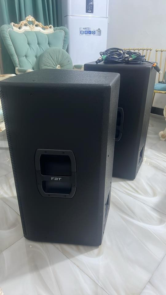 السلام عليكم سماعات افبيتي كسر كارتون للبيع مستعملات شي قليل كلش تاخذهن هنة وكراتينهن مكاني كوت 
الرقم *********** بس واتساب خط متوقف بس واتساب 
+ موجود ستاند سماعات زوج مستعمل هم للبيع 
ملاحضة تريد بس سماعات سعر وحد تريد ستانات سعر وحد 
تريدهن كلهن سعر وحد واني بخدمتكم ❤️
