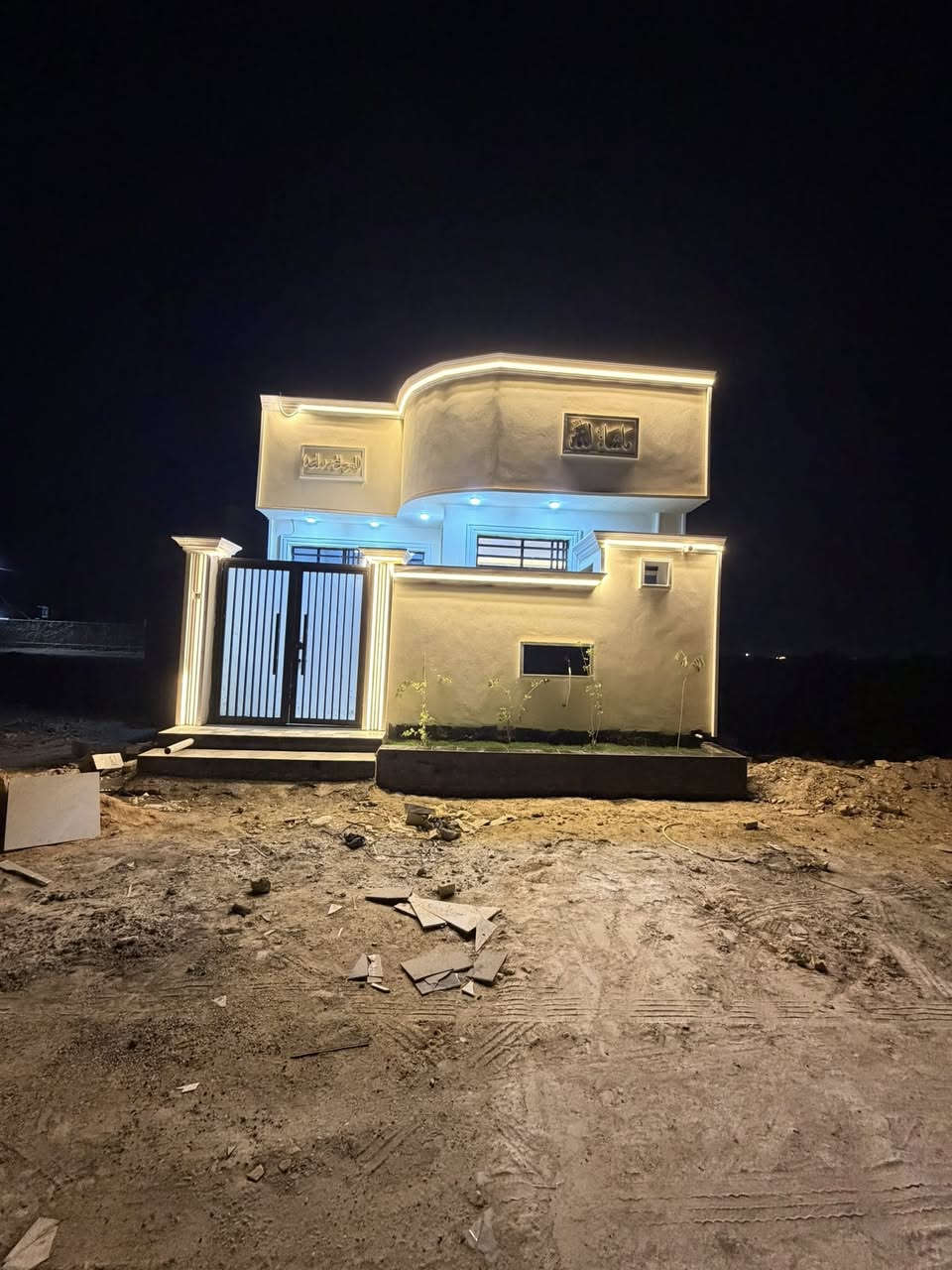 الي يدور على بيت جديد ودرجة اولى 🟥
هذا البيت فول الفول  طابق ونص جاهز من كلشي 
مساحتة ١٠٠ مربعة 
بناء درجة اولى هندسي 
⚫️الطابق الاولى يتكون من استقبال 
غرفة 
صالة كبيرة 
حمام داخلي وخارجي 
مطبخ 
🔴طارمة
مكشوفة 
الطابق الثاني
غرفة كبيرة ٦ في ٤ 
مع حمام وتواليت غربي ￼
البيت🔴 طابو زراعي سند ٢٥ بشرط ابو السند يسويلك مكاتبة 
ويتعهد الك من الدولة ومن كل الرسميات 
الموقع ناحية العباسية 🅰️
خلف معرض حيدر السلامي 
￼مقابل حي المنتضر
🚫يبعد عن الشارع العام ٣٠٠ متر 
وعن الحولي الجديد ١٠٠ متر 
واكو صورة من سطح البيت توضح موقع البيت 
خدمات 
ماء 
كهرباء 
أناره 
حتى خط مولدة ساحبلة 
 ⭕️واهم نقطه عرض الشارع ١٢ متر 😇 
للاستفسار 

‭٠٧٨٣ ٣٥٦ ٣٢٦٤‬ واتساب فقط ￼
