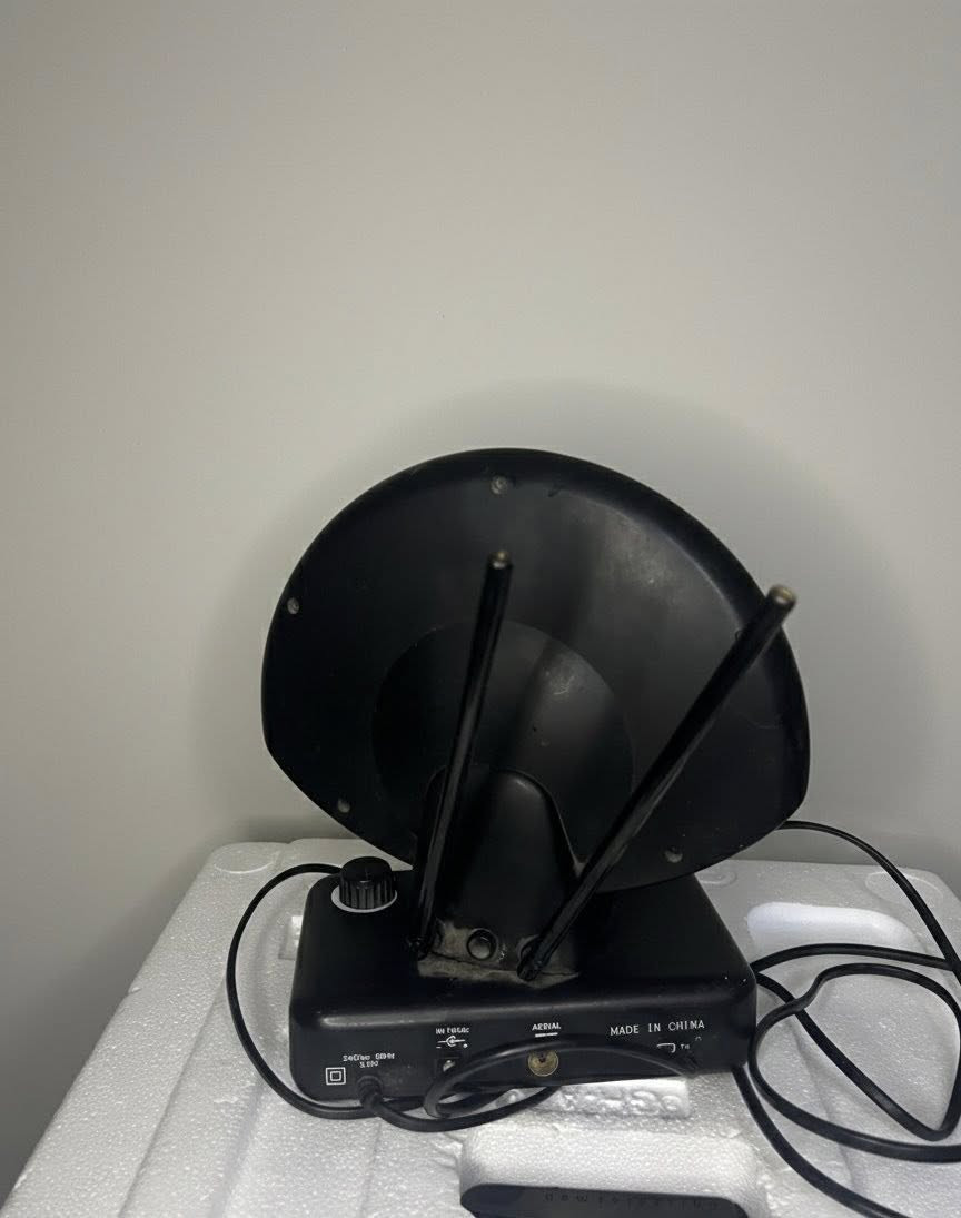 هوائي تلفزيون داخلي (Internal TV Antenna)،
***********
