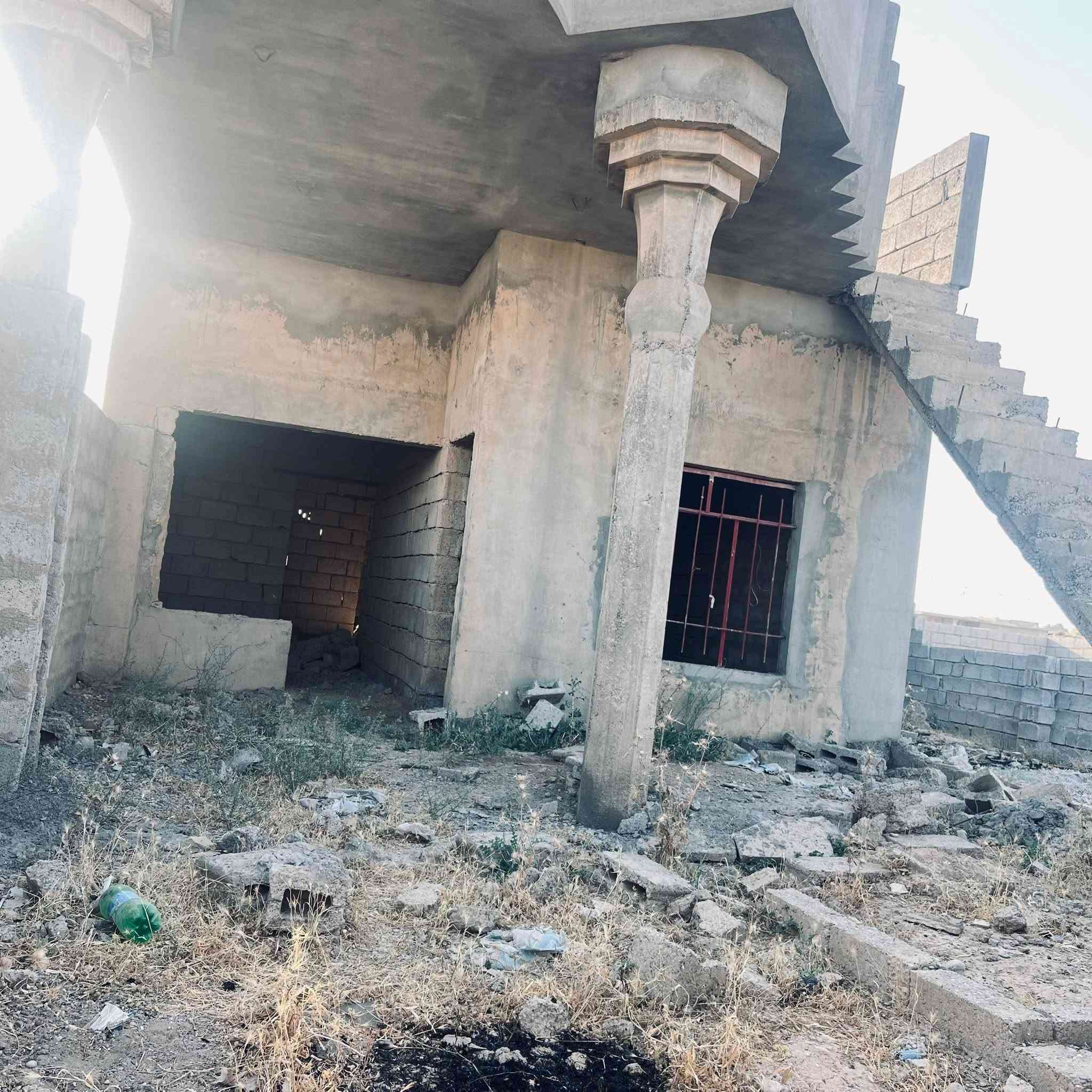 السلام عليكم بيت هيكل ملبوخ من خارج ابي نص قطعه من ضمن البيت الموقع الفاروق ابصف الدواجن او الملعب الفاروق  السعر ٢١ بي مجال  التصال على الرقم ***********
