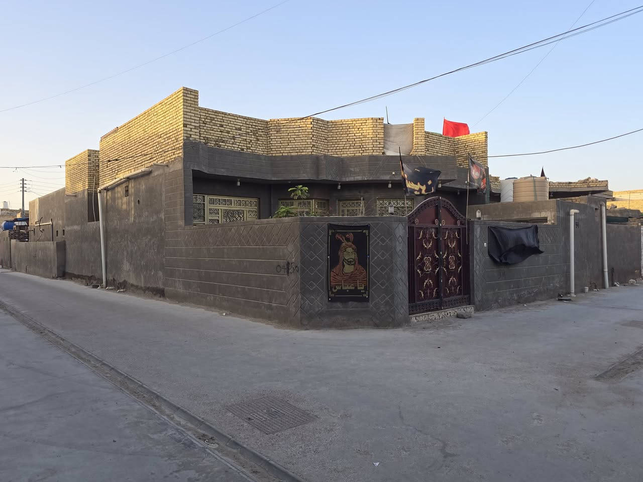 🏡 بيت للبيع – موقع مميز (ركن على فرعين)
📍 الموقع: العكيكة – شارع المجلس البلدي – الفرع الثاني جهة اليسار.

📐 المساحة: 240 م²

🔹 الطابق الأرضي:

- غرفتان
- صالة
- هول واسع
- استقبال
- مطبخ
- صحيات داخلية
- صحيات خارجية
- طارمة كبيرة
- حديقة

🔹 الطابق الثاني:

- غرفتان
- إحدى الغرف مكتملة والأخرى قيد الإنشاء

🏗 مواصفات البناء:

- بناء من الطابوق درجة أولى
- سقف كونكريت مسلح
- أرضية مرمر
- تشطيب متين وبناء عالي الجودة

✨ يتميز المنزل بموقعه الركني على فرعين، مما يوفر سهولة الوصول واستفادة أكبر من الواجهة، ويعد خيارًا مناسبًا للسكن العائلي.

📞 للاستفسار والتواصل:
***********

💬 متوفر واتساب للرد على جميع الاستفسارات.
