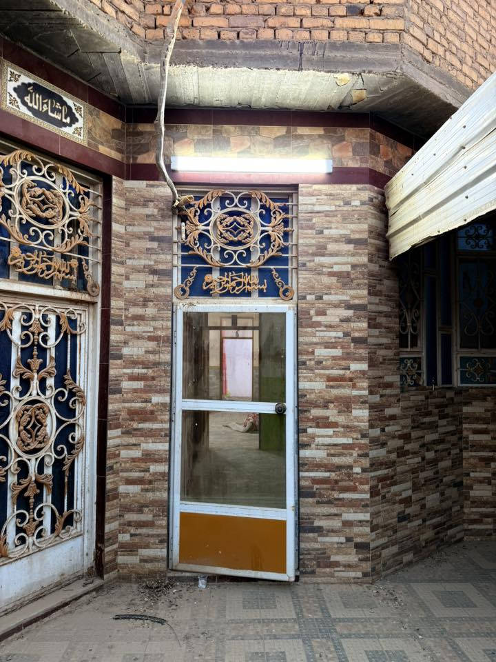 بيت للايجار في حي الشهداء
مساحة 250 متر

غرفتين نوم

٣ مجموعات صحية

حمام خاص بالاستقبال وحمام غرفة ماستر 

مطبخ وصالة كبيرة واستقبال واسع 

 كراج سيارة

حديقة صغيرة 

البيت مجهز بسبالت كاملة لجميع الغرف ، كاونتر مطبخ ، انارة وكهربائيات كاملة

سعر الأيجار : 350 الف دينار 

***********
